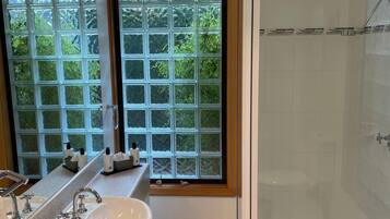 Standard Studio, 1 Queen Bed, Ensuite, Garden View (Skippers) | Bathroom