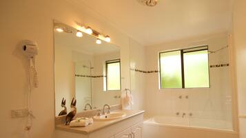 Standard-Apartment, 1 Schlafzimmer, Badewanne, Blick auf den Innenhof (Tasman) | Badezimmer | Kostenlose Toilettenartikel, Haartrockner, Handtücher, Seife