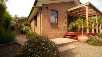 Standard-Apartment, 2 Schlafzimmer, Nichtraucher, Buchtblick (The Deck) | 2 Schlafzimmer, hochwertige Bettwaren, individuell dekoriert