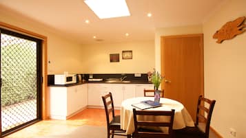 Standard Apartment, 1 Bedroom, Bathtub, Courtyard View (Tasman) | Private kitchen