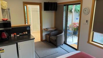 Estudio estándar, 1 cama Queen size, baño en la habitación, vista al jardín (Skippers) | 2 habitaciones, ropa de cama de alta calidad y decoración personalizada