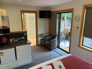 Standard Studio, 1 Queen Bed, Ensuite, Garden View (Skippers) | Premium bedding, individually decorated, individually furnished, desk