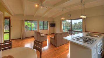 Chalet, 1 chambre | Coin séjour | Télévision à écran plat, lecteur de DVD