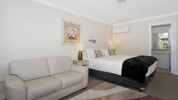 Minibar, décoration personnalisée, fer et planche à repasser