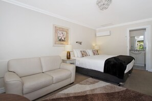 ミニバー、客室ごとに異なる装飾、アイロン / アイロン台、WiFi (無料)