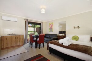 Minibar, decoración personalizada y tabla de planchar con plancha 