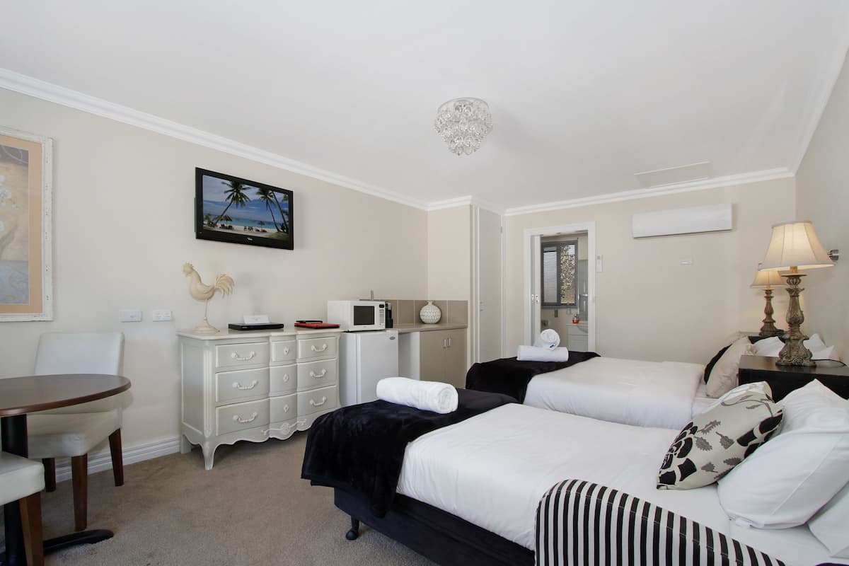 Minibar, decoración personalizada y tabla de planchar con plancha