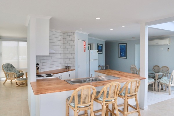 Standard Apartment, 1 Bedroom, Non Smoking, Kitchen (Abel Tasman Penthouse) | In-room dining