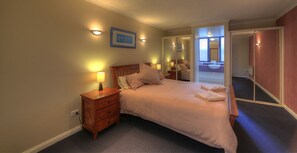 1 bedroom, iron/ironing board - Ultimate Holiday Apartments (Lakes Entrance)