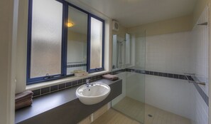 Separate tub and shower, jetted tub, hair dryer, towels - Ultimate Holiday Apartments (Lakes Entrance)