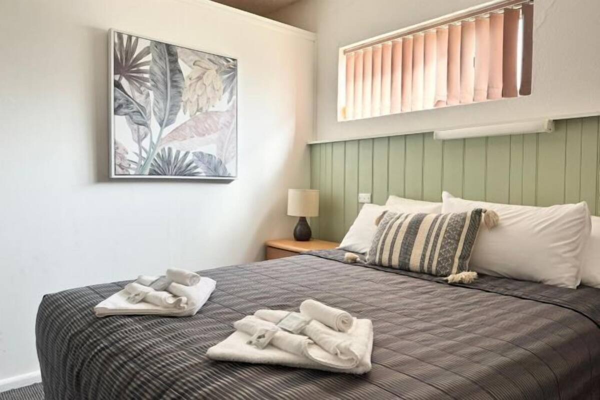 Tabla de planchar con plancha, wifi gratis y ropa de cama
