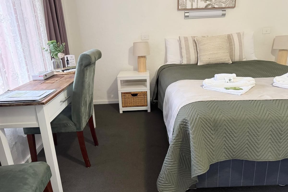 Iron/ironing board, free WiFi, bed sheets