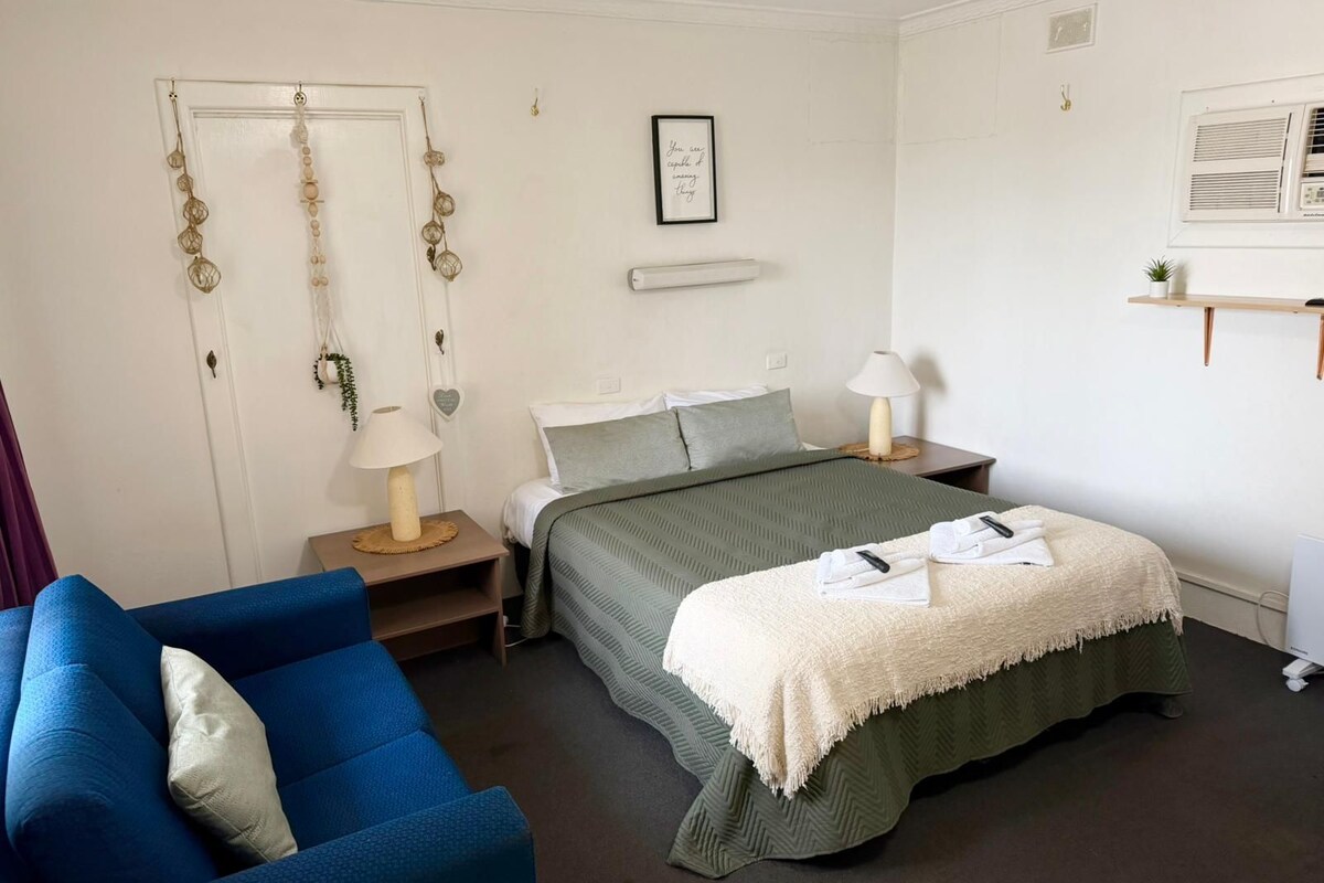 Economy Double Room | Iron/ironing board, WiFi (free), bed sheets