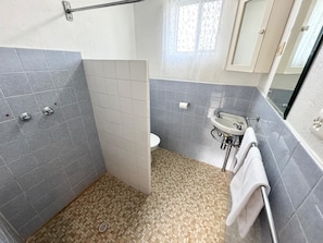 Habitación triple, para no fumadores (Twin Room) | Baño | Regadera, amenidades de baño gratuitas, secadora de cabello, toallas 