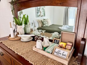 Executive Studio, 1 Queen Bed, Jetted Tub | Iron/ironing board, free WiFi, bed sheets - Barossa Palms Motel (Nuriootpa)