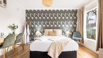 Deluxe Room, 1 Queen Bed, Non Smoking