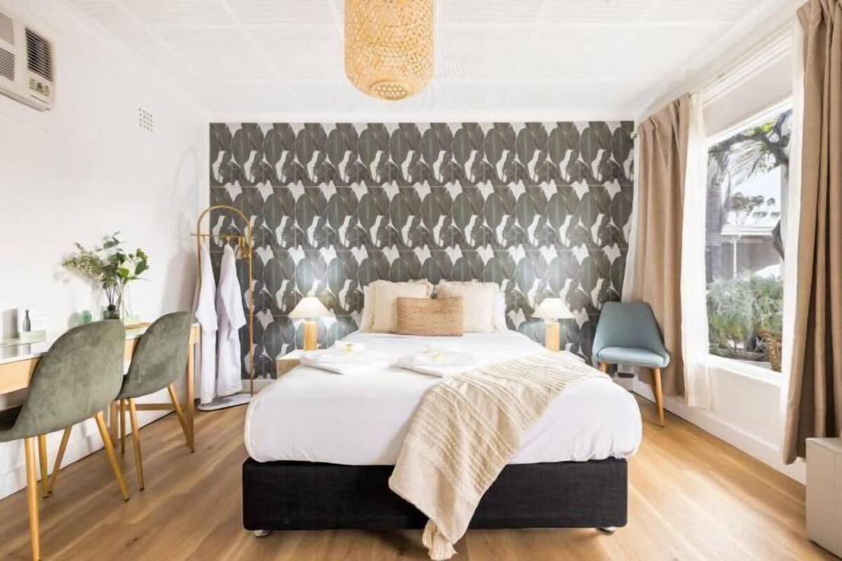 Tabla de planchar con plancha, wifi gratis y ropa de cama