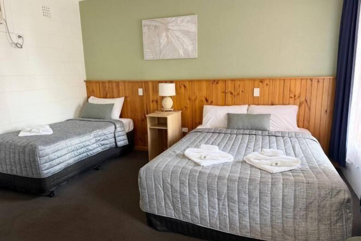 Tabla de planchar con plancha, wifi gratis y ropa de cama