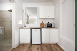 Habitación Deluxe, 1 cama de matrimonio, no fumadores | Tabla de planchar con plancha, wifi gratis, ropa de cama