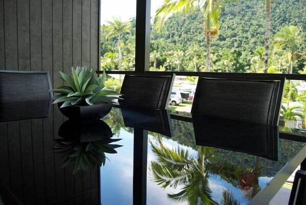 Villa, bañera de hidromasaje | Ropa de cama de alta calidad y tabla de planchar con plancha