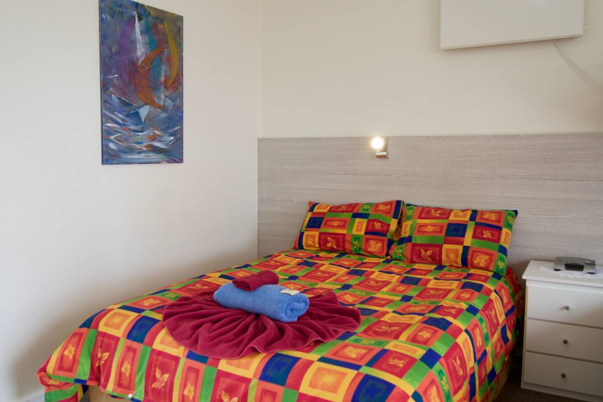 1 dormitorio, escritorio, cortinas opacas y sistema de insonorización