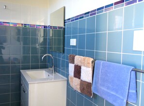Habitación familiar | Baño | Toallas, jabón y papel higiénico