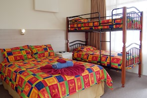 Habitación familiar | 1 dormitorio, escritorio, cortinas opacas y sistema de insonorización