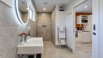 Superior Access Chalet | Bathroom