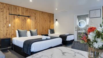 Alpehytte – superior, tilgjengelighetstilpasset | Individuelt dekorert, blendingsgardiner og strykejern/-brett