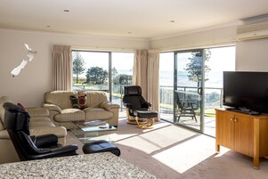 尊荣公寓, 3 间卧室, 海洋景观 | 起居区 | 平板电视、DVD 播放器