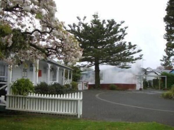 Exterior - Utuhina Hot Springs Lodge (Rotorua)