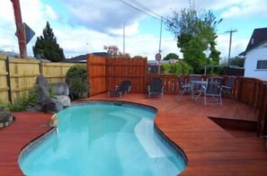 Outdoor pool - Utuhina Hot Springs Lodge (Rotorua)