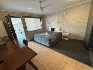 Blackout curtains, iron/ironing board, free WiFi, bed sheets - Surf Beach Motel Tweed (Tweed Heads South)