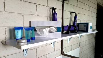 Set di cortesia gratuito, asciugacapelli, asciugamani