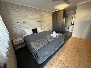 Blackout curtains, iron/ironing board, free WiFi - Surf Beach Motel Tweed (Tweed Heads South)