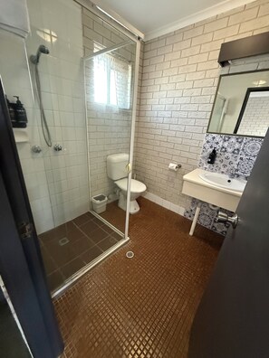 Standard Room | Bathroom | Shower, free toiletries, hair dryer, towels - Surf Beach Motel Tweed (Tweed Heads South)