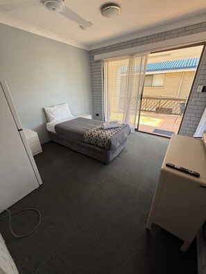 Blackout curtains, iron/ironing board, free WiFi, bed sheets - Surf Beach Motel Tweed (Tweed Heads South)