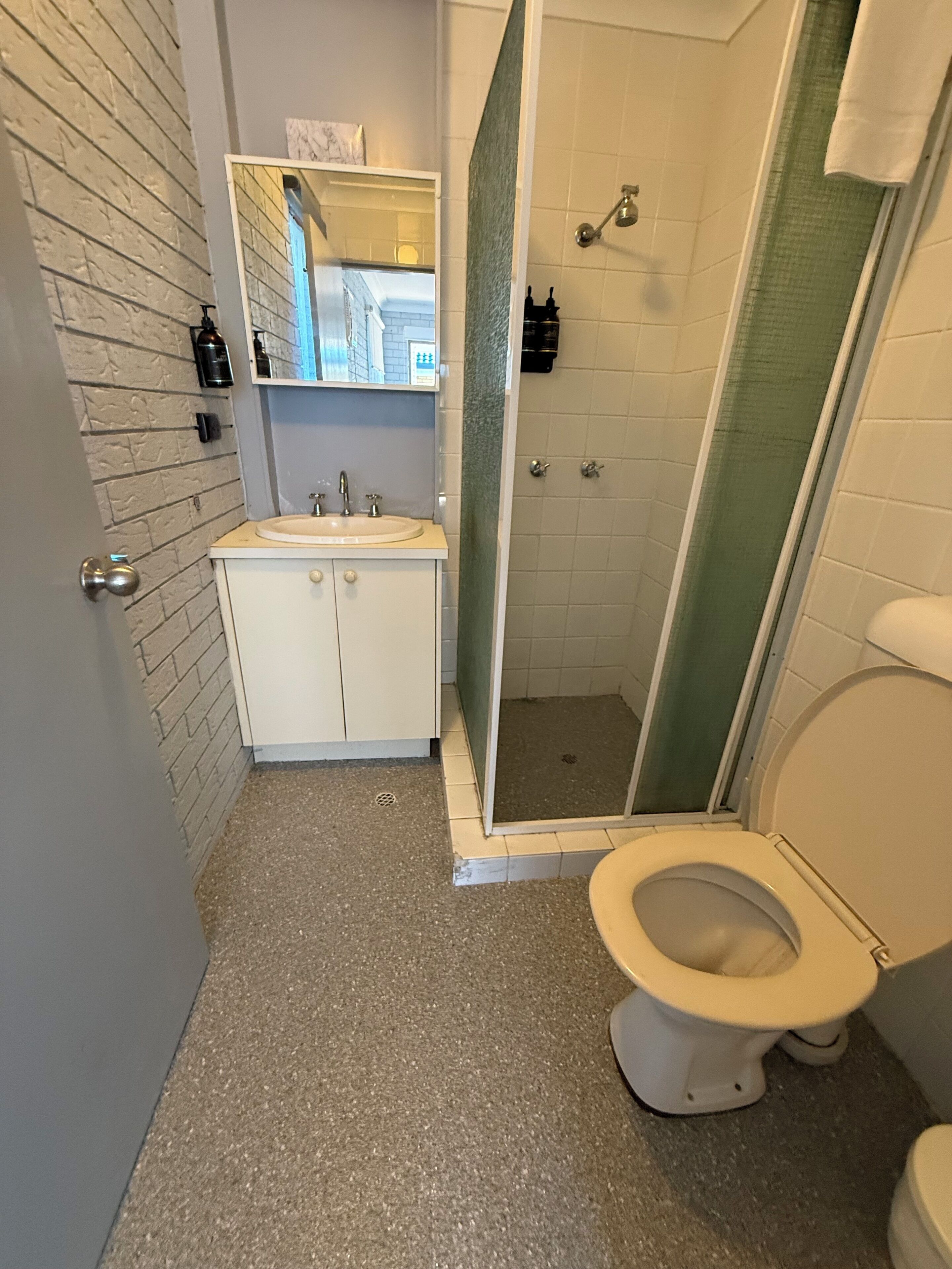 Economy-enkeltværelse - 1 enkeltseng - ikke-ryger | Badeværelse | Bruser, gratis toiletartikler, hårtørrer, håndklæder