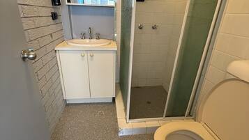 Economy-enkeltværelse - 1 enkeltseng - ikke-ryger | Badeværelse | Bruser, gratis toiletartikler, hårtørrer, håndklæder