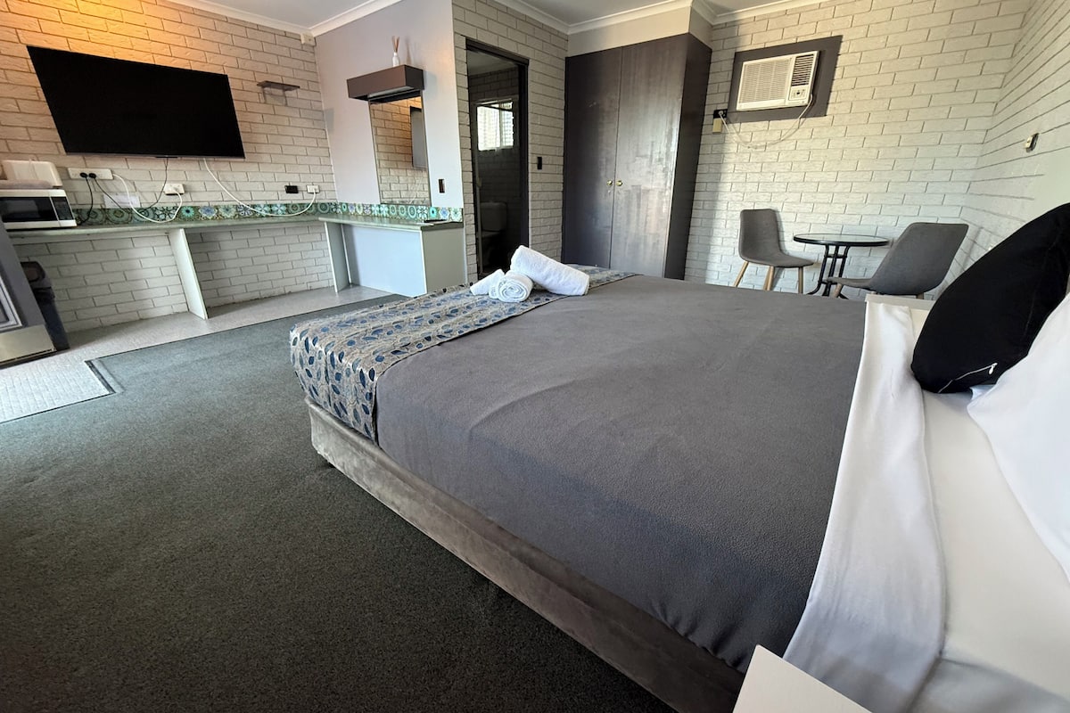 Standard Room | Blackout drapes, iron/ironing board, free WiFi