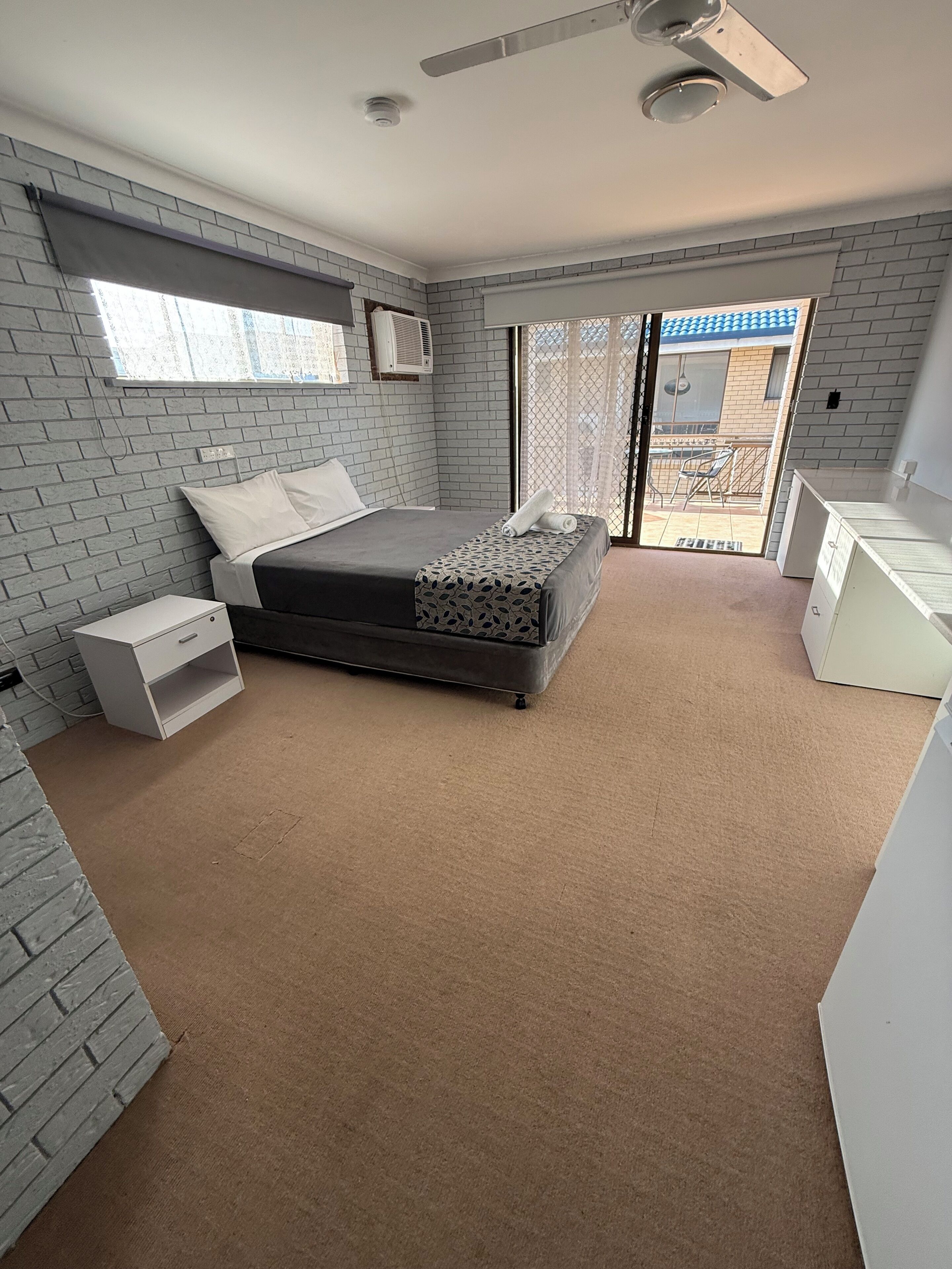 Rideaux occultants, fer et planche à repasser, Wi-Fi gratuit