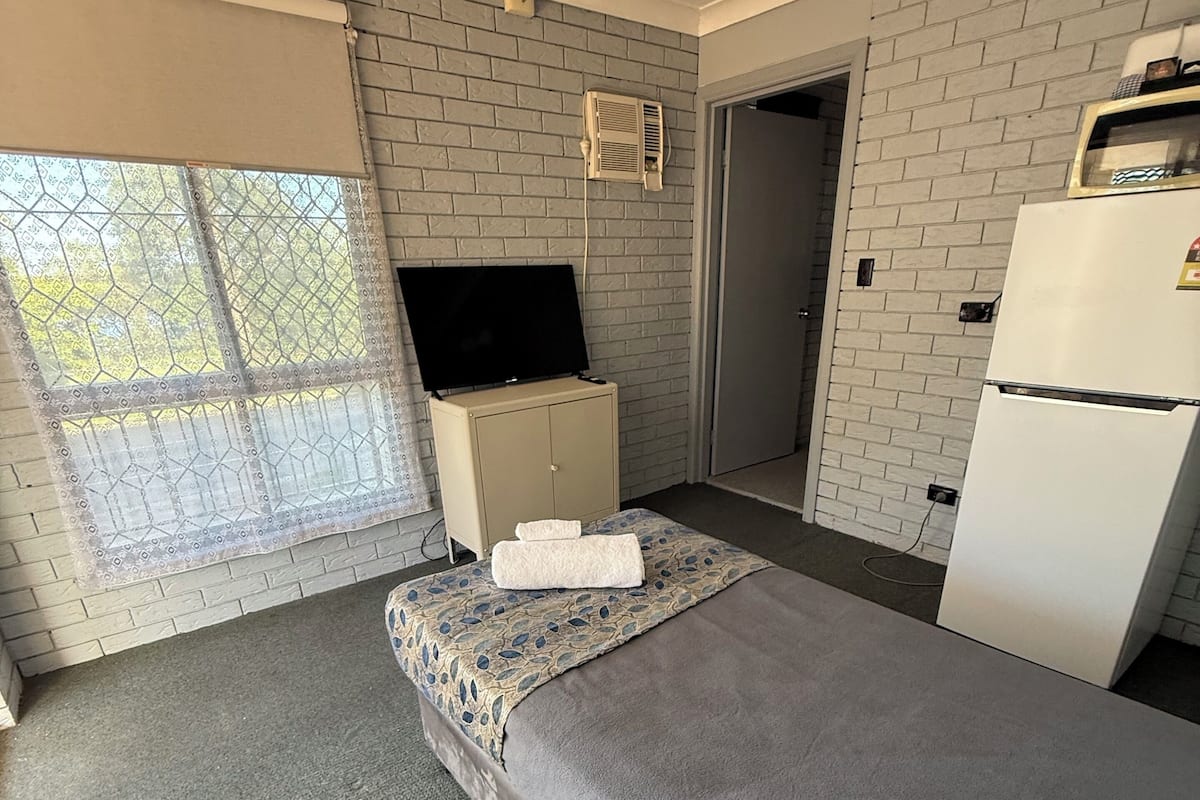 Economy Single Room, 1 Twin Bed, Non Smoking | Blackout drapes, iron/ironing board, free WiFi