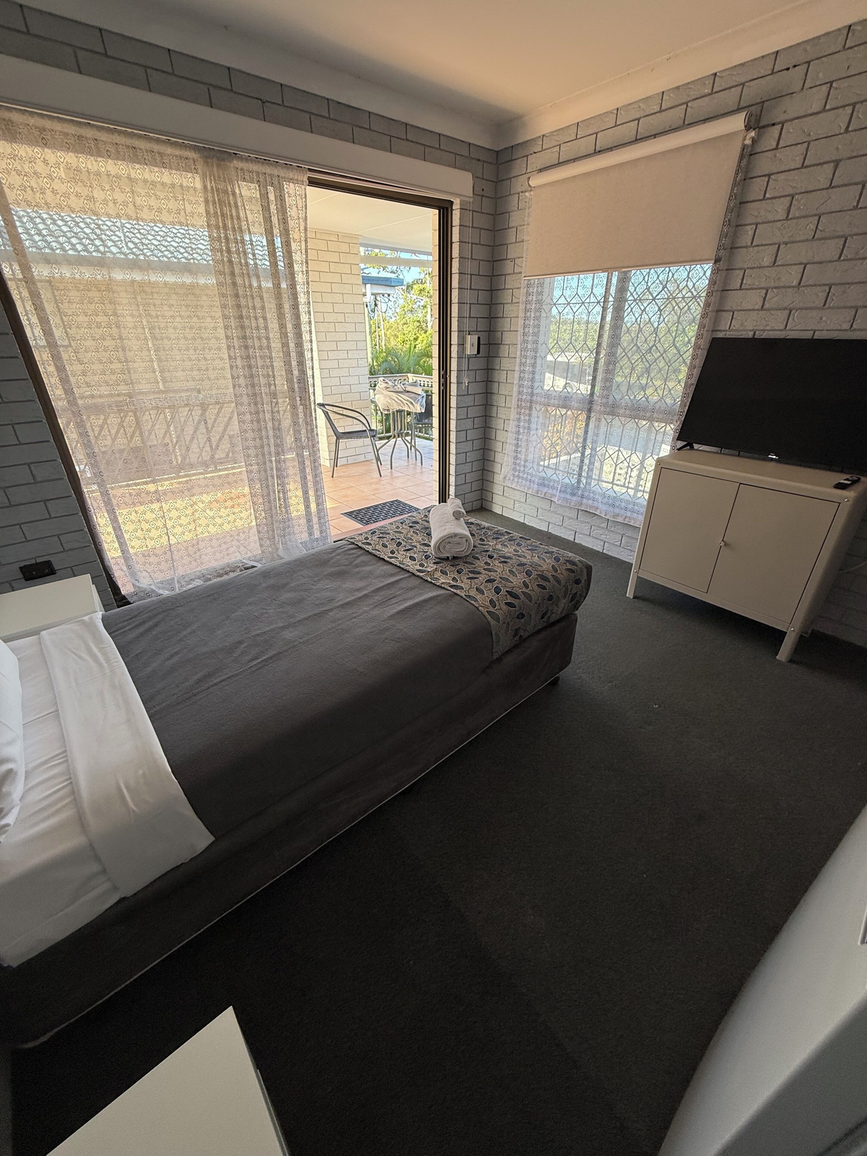 エコノミー シングル ルーム シングルベッド 1 台 禁煙 | 遮光カーテン、アイロン / アイロン台、WiFi (無料)