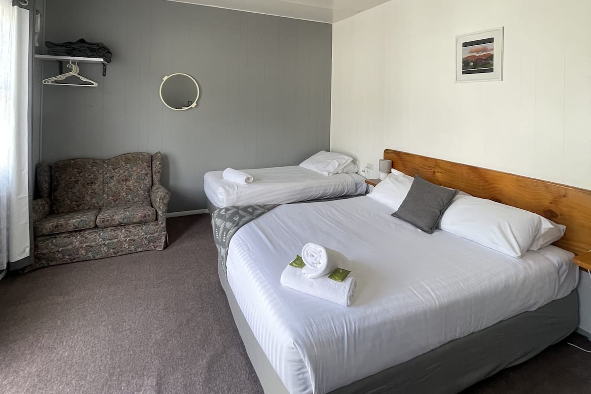 1 dormitorio, tabla de planchar con plancha, wifi gratis y ropa de cama