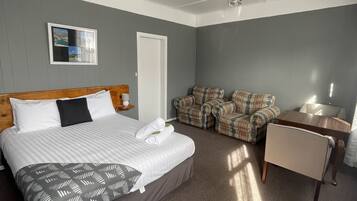 Habitació bàsica, 1 llit de matrimoni, no fumadors, frigorífic i microones | 1 dormitori, planxa i posts de planxar, wifi gratuïta i roba de llit