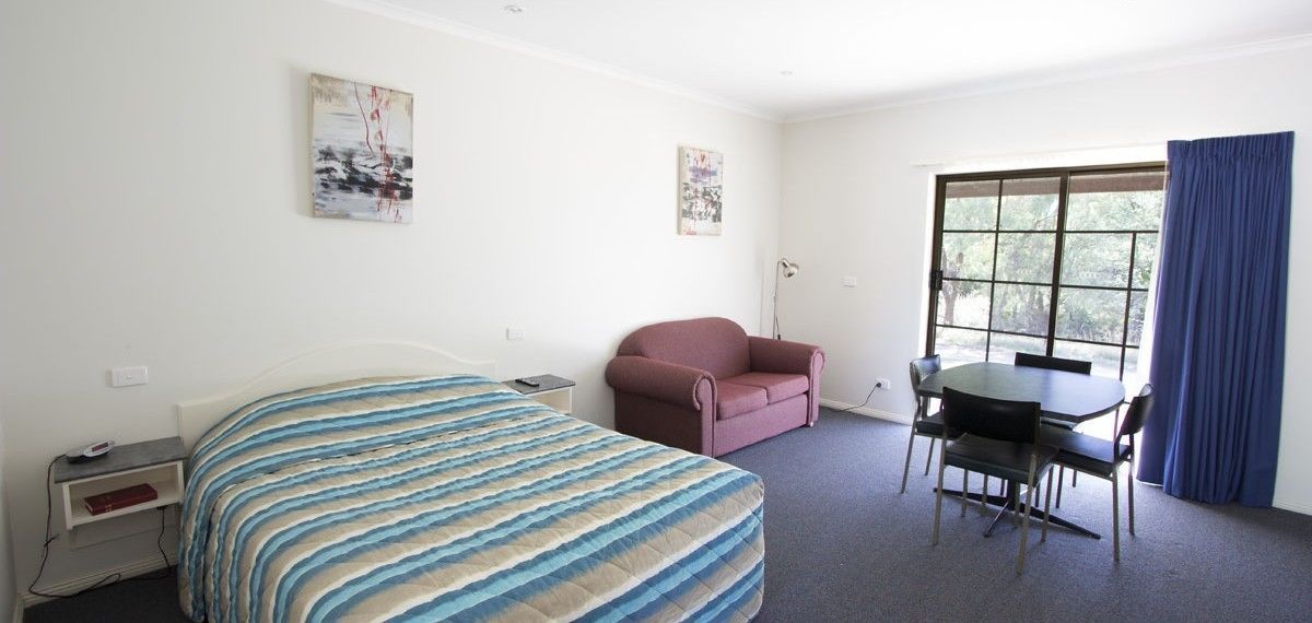 Standard Suite, 1 Bedroom, Non Smoking (Twin / Double Room) | Iron/ironing board, free WiFi