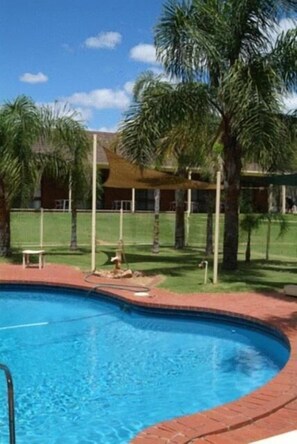 Outdoor pool, sun loungers - Tocumwal Golf Resort (Tocumwal)
