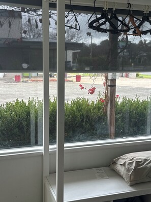 Apartamento família, várias camas, cozinha americana (No Pets) | Cortinas blackout, quartos à prova de som, ferros/tábuas de passar roupa