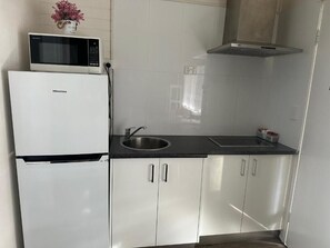 Quarto sênior, para não fumantes, cozinha americana (No Pets) | Cozinha privada | Geladeira, micro-ondas, cafeteira/chaleira, chaleira elétrica