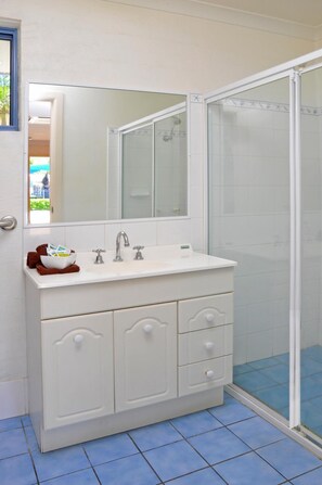 Shower, free toiletries, hair dryer, towels - Yamba Twin Pines Motel (Yamba)